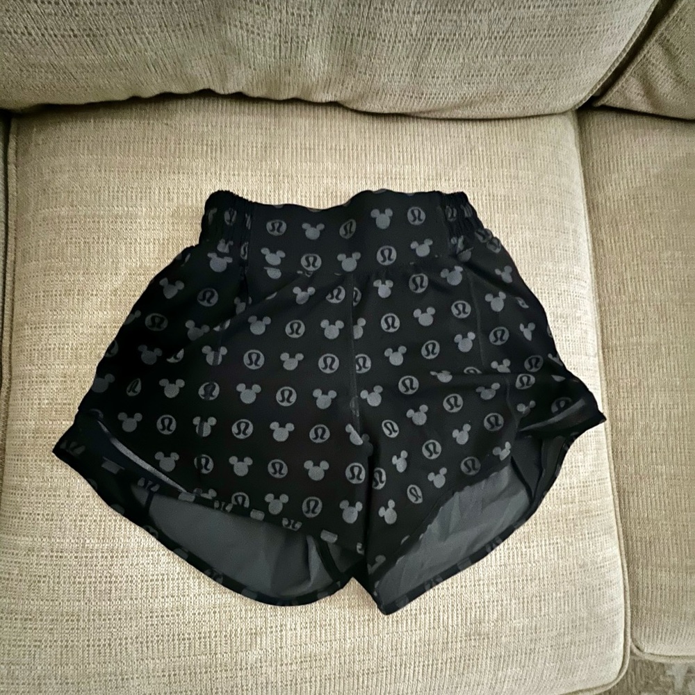 Lululemon Athletica Black Patterned Women's Athletic Shorts/ Girls